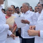 ಹಳಿಯಾಳ: ತಾಲೂಕಿನ ಗಡಿಯಲ್ಲಿರುವ ಧಾರವಾಡ ಜಿಲ್ಲೆಯ ಅಳ್ಳಾವರ ರೈಲು ನಿಲ್ದಾಣ ಹಳಿಯಾಳ ಮತ್ತು ದಾಂಡೇಲಿ ತಾಲೂಕುಗಳ ಪ್ರಯಾಣಿಕರ ಜೀವನಾಡಿಯಂತಿದೆ. ಆದರೆ ಕೆಲವು ಪ್ರಮುಖ ರೈಲುಗಳು ಇಲ್ಲಿ ನಿಲ್ಲದೇ ಧಾರವಾಡದಲ್ಲಿ ಮಾತ್ರ ನಿಲುಗಡೆಯಾಗುತ್ತಿರುವುದರಿಂದ ಸ್ಥಳೀಯ ಪ್ರಯಾಣಿಕರು ತೀವ್ರ ಅನಾನುಕೂಲಕ್ಕೆ ಒಳಗಾಗಿದ್ದಾರೆ. ಈ ಹಿನ್ನೆಲೆಯಲ್ಲಿ ಅಳ್ಳಾವರ ನಿಲ್ದಾಣದಲ್ಲಿ ರೈಲು ನಿಲುಗಡೆ ನೀಡಬೇಕು ಎಂದು ರೈಲು ಬಳಕೆದಾರರ ಬಳಗ ಹಾಗೂ ಹಳಿಯಾಳ ಬಿಜೆಪಿ ಘಟಕ ರೈಲ್ವೆ ಇಲಾಖೆಯ ಸಹಾಯಕ ಸಚಿವ ವಿ. ಸೋಮಣ್ಣ ಅವರಿಗೆ ಮನವಿ ಸಲ್ಲಿಸಿದರು. ಪ್ರತಿನಿಧಿಗಳು ವಿಶೇಷವಾಗಿ ಬೆಳಗಾವಿ–ಬೆಂಗಳೂರು ಎಕ್ಸ್‌ಪ್ರೆಸ್ (20654) ಹಾಗೂ ಬೆಳಗಾವಿ–ಬೆಂಗಳೂರು ವಂದೇ ಭಾರತ್ (26751) ರೈಲುಗಳನ್ನು ಅಳ್ಳಾವರದಲ್ಲಿ ನಿಲ್ಲಿಸಲು ಒತ್ತಾಯಿಸಿದರು. ಜೊತೆಗೆ, ಹುಬ್ಬಳ್ಳಿ–ಮುಂಬಯಿ ದಾದರ್ ಎಕ್ಸ್‌ಪ್ರೆಸ್ (17317) ರೈಲಿನಲ್ಲಿ 2ಎ ಮತ್ತು 3ಎ ಬೋಗಿಗಳ ತೀವ್ರ ಕೊರತೆ ಇರುವುದರಿಂದ ಹೆಚ್ಚುವರಿ ಬೋಗಿ ಅಳವಡಿಸಲು ಆಗ್ರಹಿಸಿದರು. ಅಳ್ಳಾವರ ನಿಲ್ದಾಣವು ಹಳಿಯಾಳ ಪಟ್ಟಣಕ್ಕೆ ಅತೀ ಸಮೀಪವಾಗಿದ್ದು, ದಾಂಡೇಲಿ ನಗರದ ನೂರಾರು ಜನರಿಗೆ ಸಹ ಪ್ರಯಾಣಕ್ಕೆ ಅನುಕೂಲಕರವಾಗಿದೆ. ದಿನನಿತ್ಯ ಪ್ರಯಾಣಿಕರ ಸಂಖ್ಯೆ ನಿರಂತರವಾಗಿ ಹೆಚ್ಚುತ್ತಿರುವುದರಿಂದ, ನಿಲ್ದಾಣದ ಸೌಕರ್ಯ ವಿಸ್ತರಣೆ ಮತ್ತು ಪ್ರಮುಖ ರೈಲುಗಳ ನಿಲುಗಡೆ ಕಾಲದ ಅವಶ್ಯಕತೆ ಎಂದು ಅಭಿಪ್ರಾಯ ವ್ಯಕ್ತವಾಯಿತು. ಮನವಿಯನ್ನು ಸ್ವೀಕರಿಸಿದ ಸಚಿವ ವಿ. ಸೋಮಣ್ಣ, “ರೈಲ್ವೆ ಇಲಾಖೆಯ ಗಮನಕ್ಕೆ ವಿಷಯ ತರಲಾಗುತ್ತದೆ. ಜನರ ಹಿತಾಸಕ್ತಿಗೆ ಅನುಗುಣವಾಗಿ ಕ್ರಮ ಕೈಗೊಳ್ಳಲು ಅಧಿಕಾರಿಗಳ ಜೊತೆ ಚರ್ಚಿಸಲಾಗುವುದು” ಎಂದು ಭರವಸೆ ನೀಡಿದರು. ಈ ಸಂದರ್ಭದಲ್ಲಿ ಸಂಸದ ವಿಶ್ವೇಶ್ವರ ಹೆಗಡೆ ಕಾಗೇರಿ, ರೈಲು ಬಳಕೆದಾರರ ಸಂಘದ ಅಧ್ಯಕ್ಷ ಮಂಗೇಶ್ ದೇಶಪಾಂಡೆ, ಮಾಜಿ ಶಾಸಕ ಸುನೀಲ್ ಹೆಗಡೆ, ಹಳಿಯಾಳ ಬಿಜೆಪಿ ಅಧ್ಯಕ್ಷ ವಿಠಲ ಸಿದ್ದನ್ನವರ, ಪ್ರಧಾನ ಕಾರ್ಯದರ್ಶಿ ಸಂತೋಷ ಘಟಕಾಂಬಳೆ ಹಾಗೂ ನೂರಾರು ಪ್ರಯಾಣಿಕರು ಹಾಜರಿದ್ದರು.