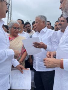 ಹಳಿಯಾಳ: ತಾಲೂಕಿನ ಗಡಿಯಲ್ಲಿರುವ ಧಾರವಾಡ ಜಿಲ್ಲೆಯ ಅಳ್ಳಾವರ ರೈಲು ನಿಲ್ದಾಣ ಹಳಿಯಾಳ ಮತ್ತು ದಾಂಡೇಲಿ ತಾಲೂಕುಗಳ ಪ್ರಯಾಣಿಕರ ಜೀವನಾಡಿಯಂತಿದೆ. ಆದರೆ ಕೆಲವು ಪ್ರಮುಖ ರೈಲುಗಳು ಇಲ್ಲಿ ನಿಲ್ಲದೇ ಧಾರವಾಡದಲ್ಲಿ ಮಾತ್ರ ನಿಲುಗಡೆಯಾಗುತ್ತಿರುವುದರಿಂದ ಸ್ಥಳೀಯ ಪ್ರಯಾಣಿಕರು ತೀವ್ರ ಅನಾನುಕೂಲಕ್ಕೆ ಒಳಗಾಗಿದ್ದಾರೆ. ಈ ಹಿನ್ನೆಲೆಯಲ್ಲಿ ಅಳ್ಳಾವರ ನಿಲ್ದಾಣದಲ್ಲಿ ರೈಲು ನಿಲುಗಡೆ ನೀಡಬೇಕು ಎಂದು ರೈಲು ಬಳಕೆದಾರರ ಬಳಗ ಹಾಗೂ ಹಳಿಯಾಳ ಬಿಜೆಪಿ ಘಟಕ ರೈಲ್ವೆ ಇಲಾಖೆಯ ಸಹಾಯಕ ಸಚಿವ ವಿ. ಸೋಮಣ್ಣ ಅವರಿಗೆ ಮನವಿ ಸಲ್ಲಿಸಿದರು. ಪ್ರತಿನಿಧಿಗಳು ವಿಶೇಷವಾಗಿ ಬೆಳಗಾವಿ–ಬೆಂಗಳೂರು ಎಕ್ಸ್‌ಪ್ರೆಸ್ (20654) ಹಾಗೂ ಬೆಳಗಾವಿ–ಬೆಂಗಳೂರು ವಂದೇ ಭಾರತ್ (26751) ರೈಲುಗಳನ್ನು ಅಳ್ಳಾವರದಲ್ಲಿ ನಿಲ್ಲಿಸಲು ಒತ್ತಾಯಿಸಿದರು. ಜೊತೆಗೆ, ಹುಬ್ಬಳ್ಳಿ–ಮುಂಬಯಿ ದಾದರ್ ಎಕ್ಸ್‌ಪ್ರೆಸ್ (17317) ರೈಲಿನಲ್ಲಿ 2ಎ ಮತ್ತು 3ಎ ಬೋಗಿಗಳ ತೀವ್ರ ಕೊರತೆ ಇರುವುದರಿಂದ ಹೆಚ್ಚುವರಿ ಬೋಗಿ ಅಳವಡಿಸಲು ಆಗ್ರಹಿಸಿದರು. ಅಳ್ಳಾವರ ನಿಲ್ದಾಣವು ಹಳಿಯಾಳ ಪಟ್ಟಣಕ್ಕೆ ಅತೀ ಸಮೀಪವಾಗಿದ್ದು, ದಾಂಡೇಲಿ ನಗರದ ನೂರಾರು ಜನರಿಗೆ ಸಹ ಪ್ರಯಾಣಕ್ಕೆ ಅನುಕೂಲಕರವಾಗಿದೆ. ದಿನನಿತ್ಯ ಪ್ರಯಾಣಿಕರ ಸಂಖ್ಯೆ ನಿರಂತರವಾಗಿ ಹೆಚ್ಚುತ್ತಿರುವುದರಿಂದ, ನಿಲ್ದಾಣದ ಸೌಕರ್ಯ ವಿಸ್ತರಣೆ ಮತ್ತು ಪ್ರಮುಖ ರೈಲುಗಳ ನಿಲುಗಡೆ ಕಾಲದ ಅವಶ್ಯಕತೆ ಎಂದು ಅಭಿಪ್ರಾಯ ವ್ಯಕ್ತವಾಯಿತು. ಮನವಿಯನ್ನು ಸ್ವೀಕರಿಸಿದ ಸಚಿವ ವಿ. ಸೋಮಣ್ಣ, “ರೈಲ್ವೆ ಇಲಾಖೆಯ ಗಮನಕ್ಕೆ ವಿಷಯ ತರಲಾಗುತ್ತದೆ. ಜನರ ಹಿತಾಸಕ್ತಿಗೆ ಅನುಗುಣವಾಗಿ ಕ್ರಮ ಕೈಗೊಳ್ಳಲು ಅಧಿಕಾರಿಗಳ ಜೊತೆ ಚರ್ಚಿಸಲಾಗುವುದು” ಎಂದು ಭರವಸೆ ನೀಡಿದರು. ಈ ಸಂದರ್ಭದಲ್ಲಿ ಸಂಸದ ವಿಶ್ವೇಶ್ವರ ಹೆಗಡೆ ಕಾಗೇರಿ, ರೈಲು ಬಳಕೆದಾರರ ಸಂಘದ ಅಧ್ಯಕ್ಷ ಮಂಗೇಶ್ ದೇಶಪಾಂಡೆ, ಮಾಜಿ ಶಾಸಕ ಸುನೀಲ್ ಹೆಗಡೆ, ಹಳಿಯಾಳ ಬಿಜೆಪಿ ಅಧ್ಯಕ್ಷ ವಿಠಲ ಸಿದ್ದನ್ನವರ, ಪ್ರಧಾನ ಕಾರ್ಯದರ್ಶಿ ಸಂತೋಷ ಘಟಕಾಂಬಳೆ ಹಾಗೂ ನೂರಾರು ಪ್ರಯಾಣಿಕರು ಹಾಜರಿದ್ದರು.